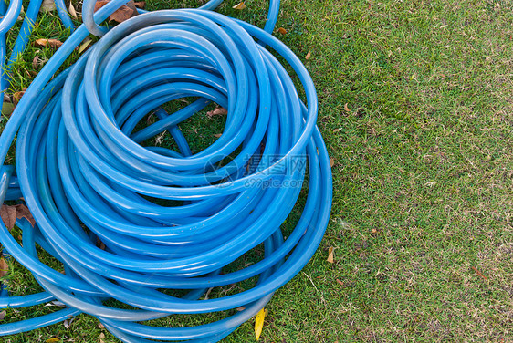 蓝色花园水龙管堆在一起图片