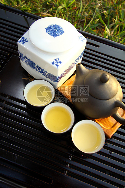 阳光下的中国茶叶竹子生活情调草本植物服务陶瓷饮料茶壶仪式异国图片