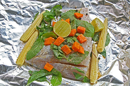 原海底栖盘子麸子鱼片草药美食蔬菜海鲜美味油炸食物图片