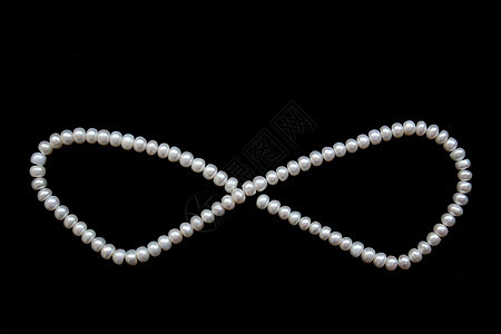 黑丝上的白珍珠魅力宝藏天鹅绒奢华婚礼项链珠子反射细绳光泽度图片