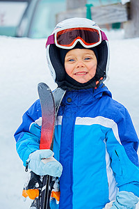 一张少年滑雪运动员的照片运动靴子行动平衡寄宿生假期碰撞风景下坡头盔图片