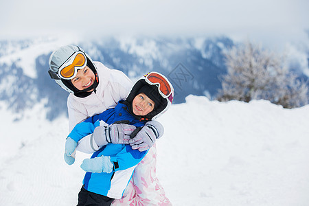 年轻的滑雪运动员团体天空男人女孩们喜悦青年告白青少年享受男孩们图片