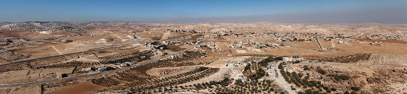 伯利恒附近Herrodion周围沙漠中的阿拉伯村庄图片