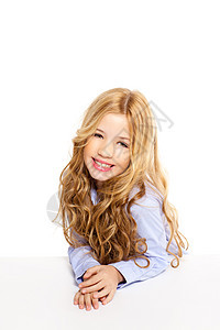 金发小金发女孩的肖像 在白纸桌上微笑衬衫学生小学生冒充蓝色童年快乐手势女儿桌子图片