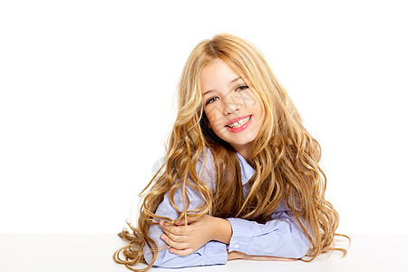 金发小金发女孩的肖像 在白纸桌上微笑孩子桌子女儿快乐头发瞳孔孩子们学校小学生蓝色图片