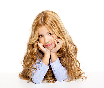 金发小金发女孩的肖像 在白纸桌上微笑孩子童年桌子快乐学校女性小学生幸福学生头发图片