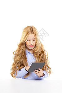 金发学生小孩 桌上有电子书平板电脑肖像童年药片技术蓝色手势女性衬衫瞳孔女孩头发图片