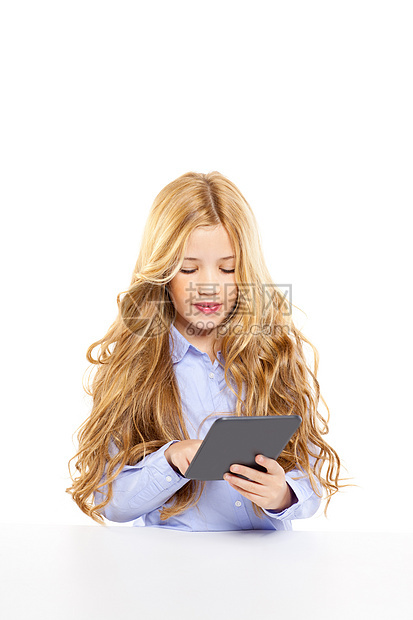 金发学生小孩 桌上有电子书平板电脑肖像童年药片技术蓝色手势女性衬衫瞳孔女孩头发图片