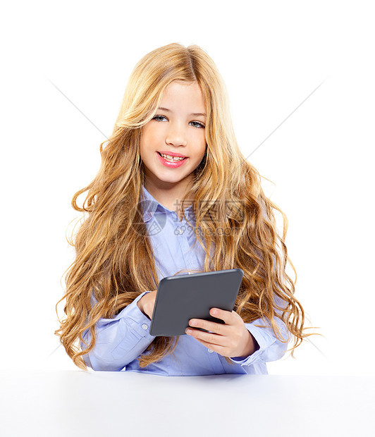 金发学生小孩 桌上有电子书平板电脑肖像快乐女孩技术衬衫学校孩子们桌子药片童年微笑图片