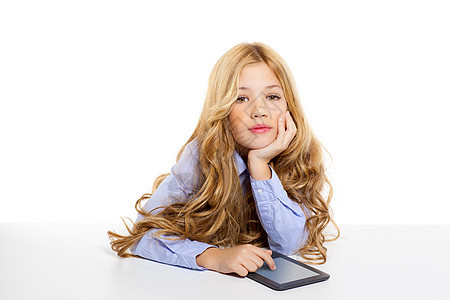 金发学生小孩 桌上有电子书平板电脑肖像瞳孔衬衫孩子们蓝色女性技术软垫微笑童年手势图片