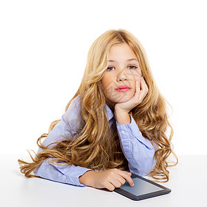 金发学生小孩 桌上有电子书平板电脑肖像微笑软垫童年小学生孩子头发手势瞳孔技术蓝色图片