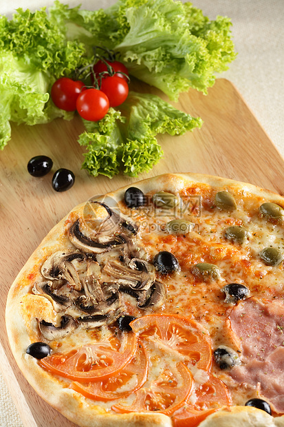 新鲜热热的比萨饼面团餐厅火腿木头小吃美食面包烹饪午餐食物图片