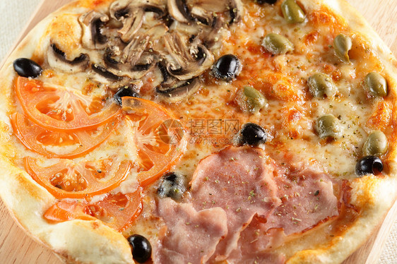 新鲜热热的比萨饼美食小吃香肠营养烤箱午餐脆皮蔬菜餐厅胡椒图片