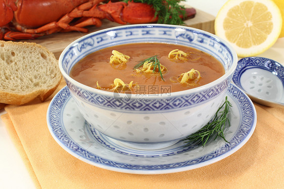 新鲜龙虾亚洲海鲜鱼汤红色餐厅蟹肉柠檬甲壳贝类面包浓汤图片