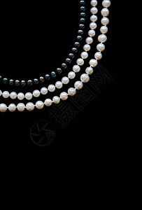 黑色丝绸上的白珍珠和黑珍珠首饰天鹅绒珠宝手镯光泽度礼物细绳宝石珍珠宝藏图片