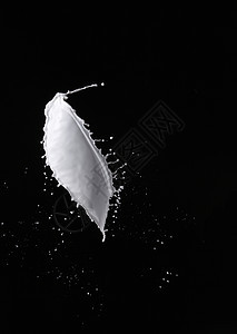 飞溅黑色洗澡白色牛奶液态奶油流动酸奶水滴运动图片