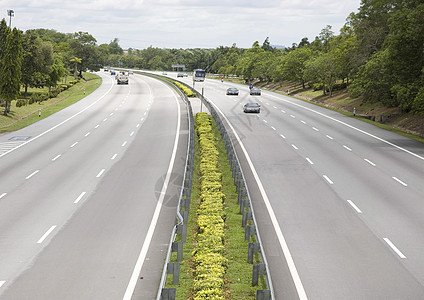高速公路上的汽车道路标记速度路口交通旅行车道虚线方式天空背景图片
