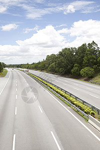 高速公路上的汽车方式天空运输速度交通车道司机道路虚线标记图片