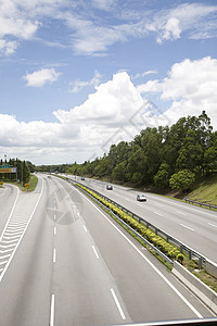 高速公路上的汽车虚线旅行标记交通运输道路速度驾驶天空车道图片