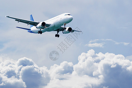 客机在云上飞翔图片