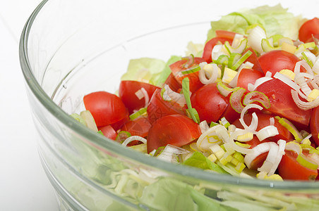 新鲜蔬菜沙拉绿色维生素胡椒午餐白色小吃饮食玻璃盘子洋葱图片