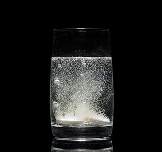 水杯中的阿司匹林药片黑色处方药品剂量液体止痛药治疗疾病疼痛解决方案图片