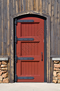 房子墙上的红木门背景图片