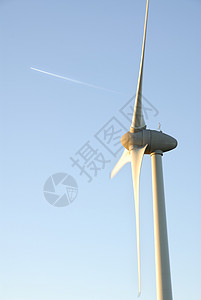 风力涡轮和平面蒸汽轨迹图片