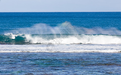 海浪喷雾彩虹颜色蓝色天气休息波浪海景液体波峰运动海岸海洋图片