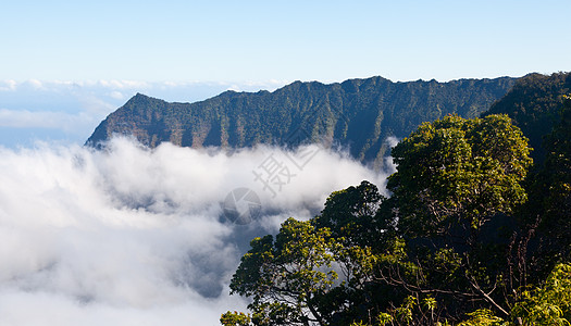 云雾山谷Kalalau山谷Kauai的雾表远足公园山脊岩石山峰崎岖远景海岸线荒野热带背景