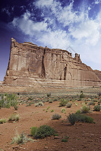 美国山区和峡谷蓝色岩石悬崖侵蚀尖塔公园日落旅行天空轮缘图片