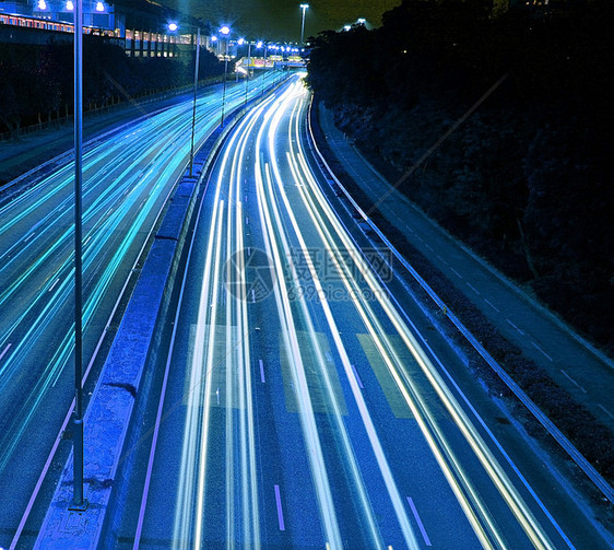 夜间在香港高速公路上进行交通运输商业蓝色建造通道人行道路面街道游客旅行图片