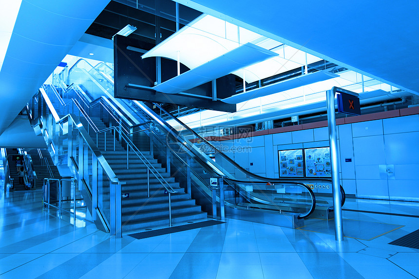 火车站的楼梯玻璃蓝色金属城市速度建筑学车站反射技术通道图片