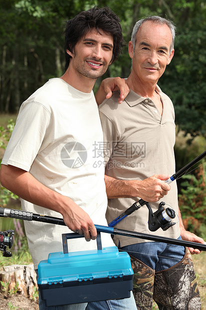 父亲和儿子捕鱼卷轴男人公园手臂成人家庭太阳黑发林地高龄图片