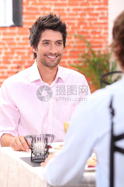 在餐厅吃饭的情侣假期桌子持有者课程蜡烛饮料砖块夫妻食物起动机图片