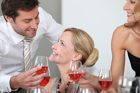 看着对方双眼的情侣领带玫瑰工作头发金发妻子生日派对女士同事图片