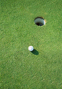 字段上的高尔夫球洞休闲运动玩家奢华游戏绿色场地娱乐竞争高尔夫球图片
