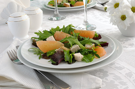 鸡肉沙拉加葡萄汁和新鲜沙拉混合桌子设置维生素营养桌面柚子午餐盘子饮食早餐图片