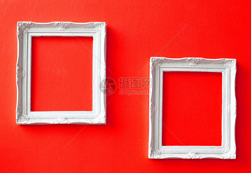 红墙上两个白色的旧框材料水泥风化建筑学空白装饰框架边界红色染料图片
