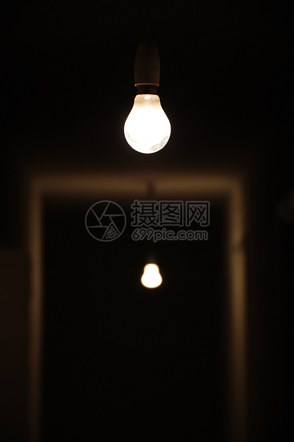 黑暗中的光辉光灯泡大厅走廊犯罪出口地窖反射建筑细胞图片