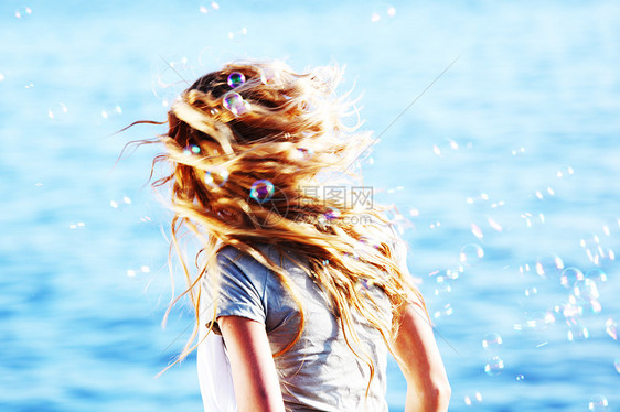海边金发冲浪自由热带蓝色假期太阳海洋女性天空享受图片