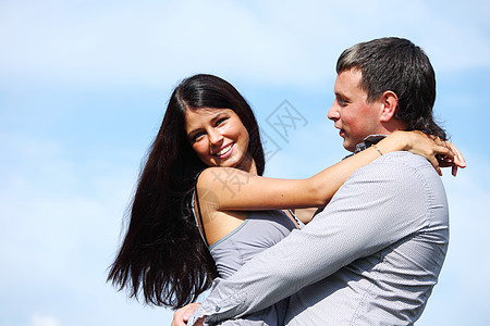 在天空中拥抱成人喜悦家庭快乐蜜月微笑妻子场地蓝色乐趣图片