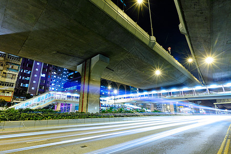 高速公路上的光线路场景街道踪迹城市市中心地标天际戏剧性景观摩天大楼图片