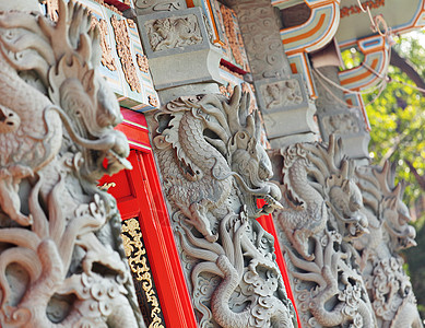寺庙中的龙雕像力量警卫宗教装饰品仪式历史皇帝监护人金子艺术图片
