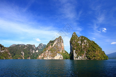 桂林银子岩湖中半圆顶岩背景