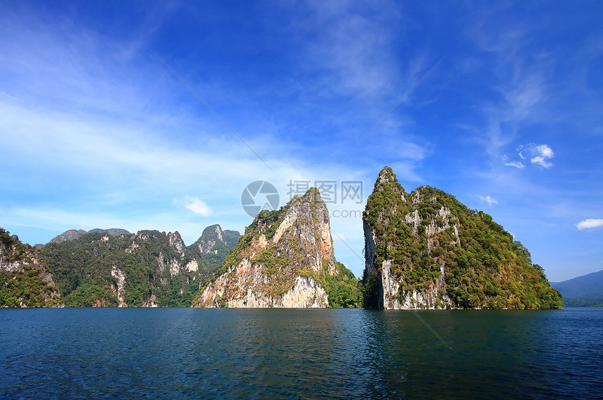 湖中半圆顶岩图片