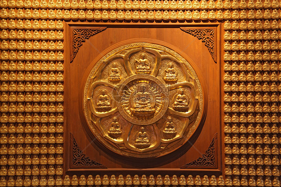 在泰国龙庙的墙上挂着布泽金金色车轮图片