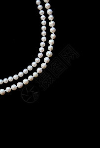 黑丝上的白珍珠珠宝展示细绳珍珠项链宝石象牙丝绸奢华礼物图片