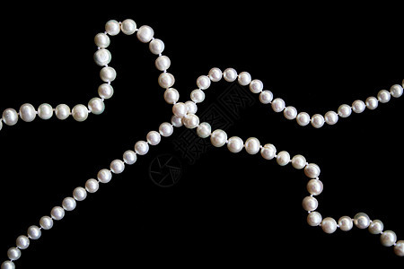 黑色丝绸上的白珍珠作为背景白色宝石礼物天鹅绒奢华细绳象牙手镯珠宝项链图片