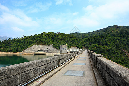 水库水坝植物白色树叶反射绿色环境季节森林天空场景图片